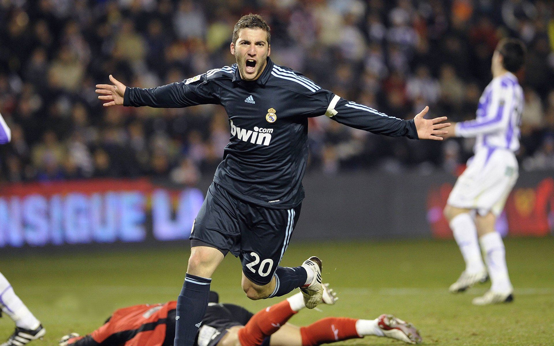 绝杀！维斯塔潘的F1加冕夜，伯纳乌上演史诗逆转